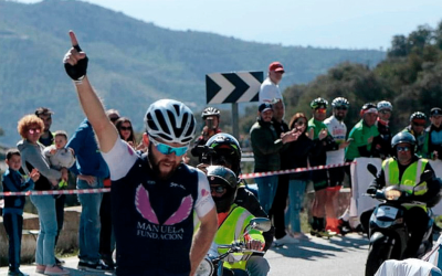 Francisco Rodríguez Pozo vence y levanta su índice al cielo para dedicar y homenajear a Manuela.