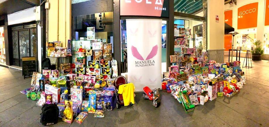 Manuela Fundacion lleva juguetes a más de 500 niños estas navidades en colaboración de multitud de empresas granadinas.